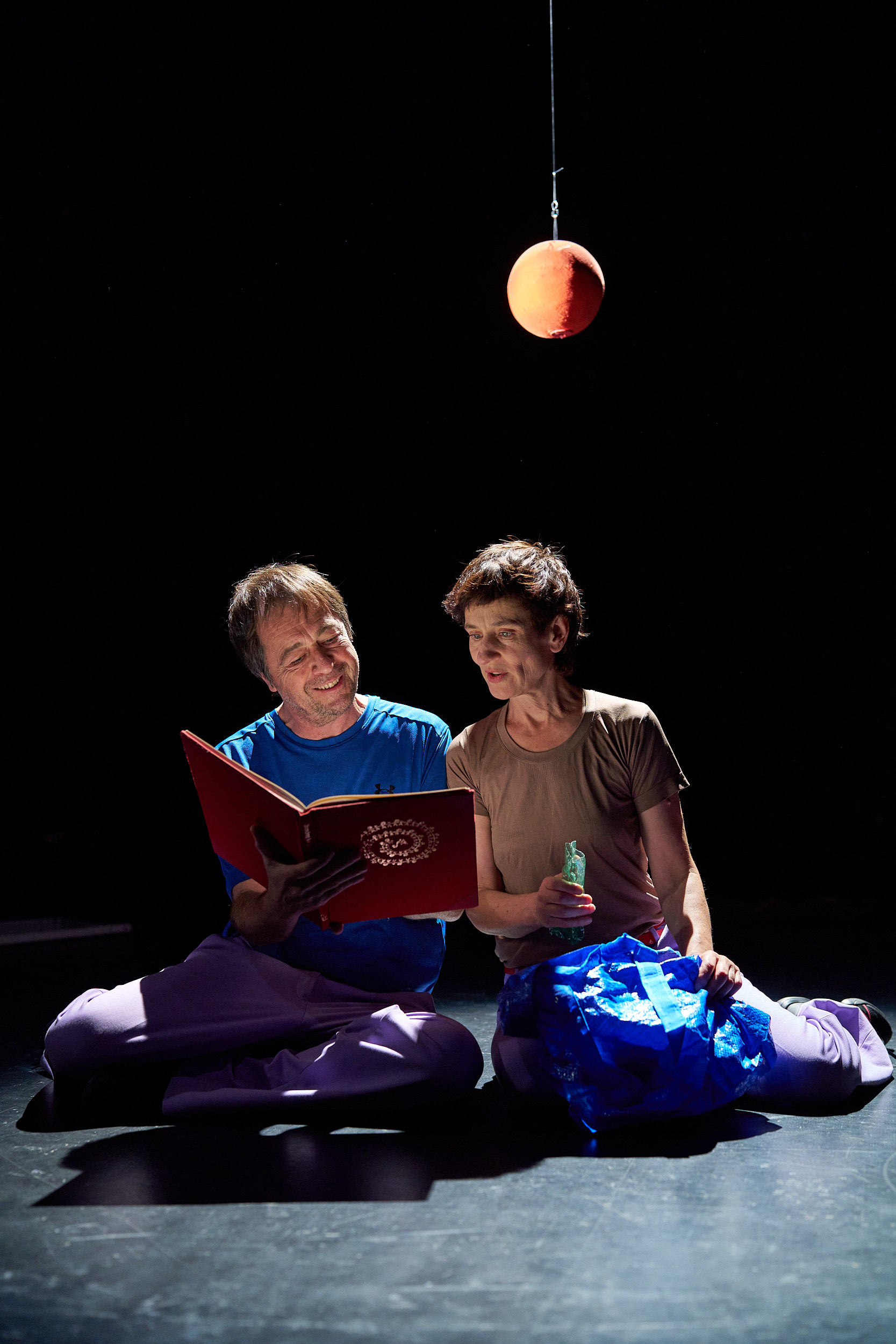 Sgaramusch_Urknall_3_Bild Jürg Fausch - theater@sgaramusch.ch.jpg